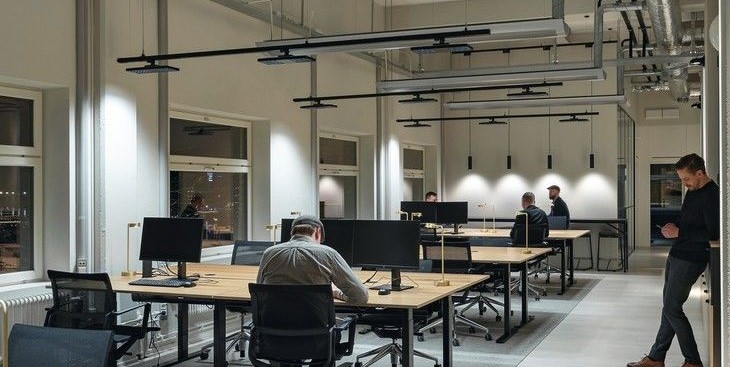 Beleuchtung am Arbeitsplatz: Warum sie wichtig ist und wie man sie optimiert
